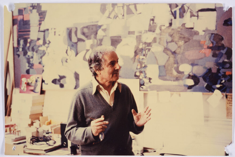 Photo de Georges Arditi dans son atelier Rue des Martyrs devant Les grues, vers 1988