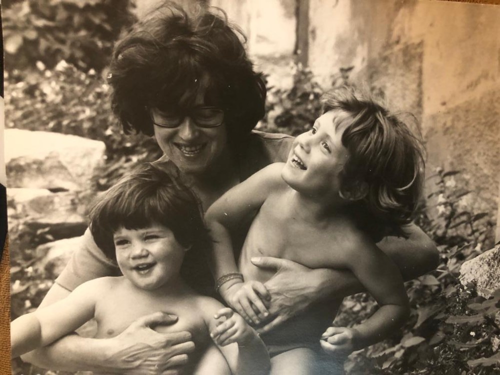Photo de Rachel et Danièle Arditi enfants avec leur mère Nicole Paroissien en 1978