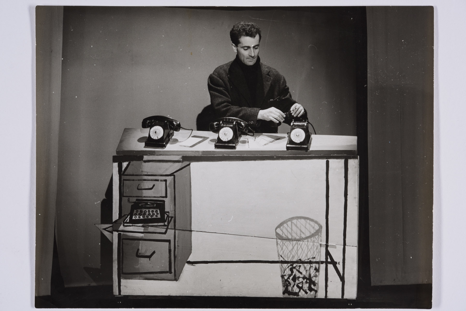 Photo de Georges Arditi dans son décor pour la pièce HiFi aux Trois Baudets en 1951