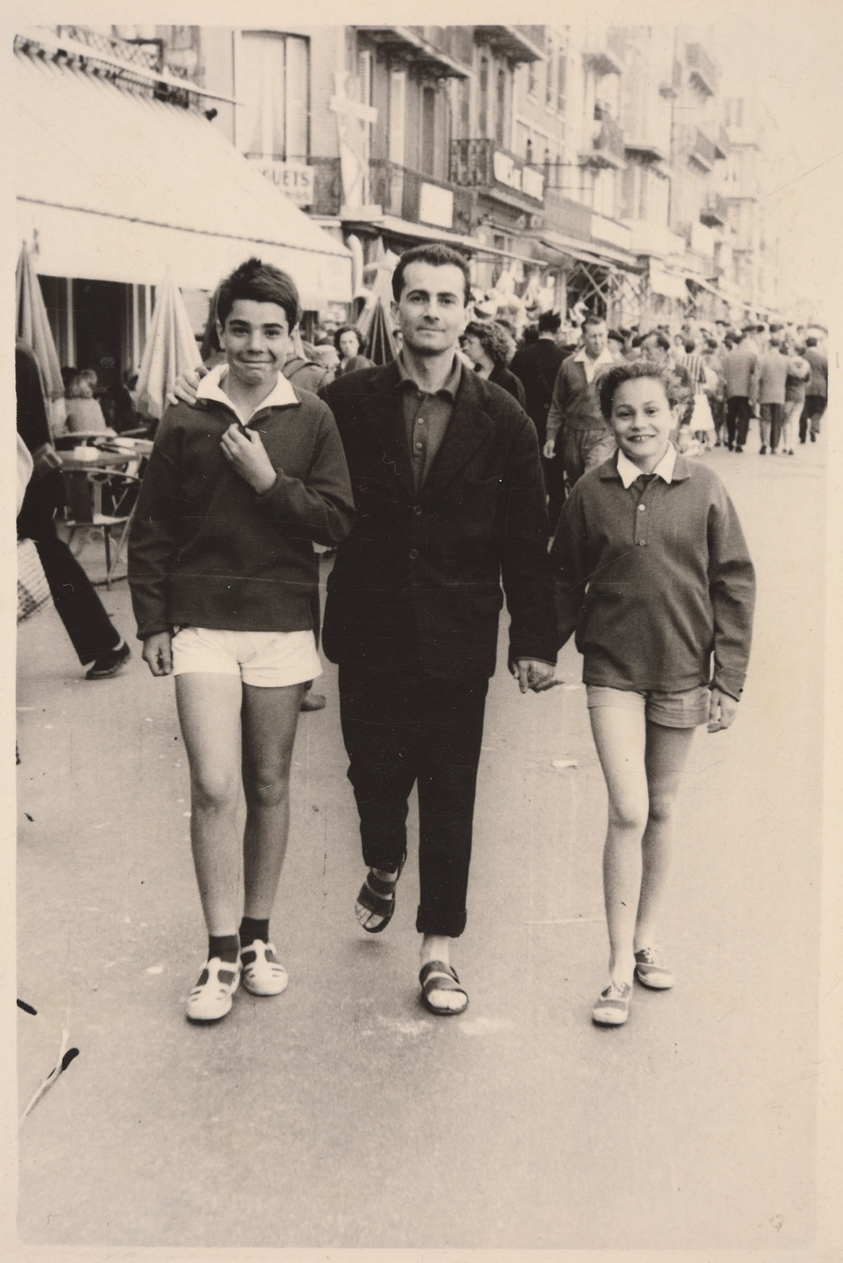 Photo de Georges Arditi avec Catherine et Pierre, ses enfants, au Tréport, vers 1956